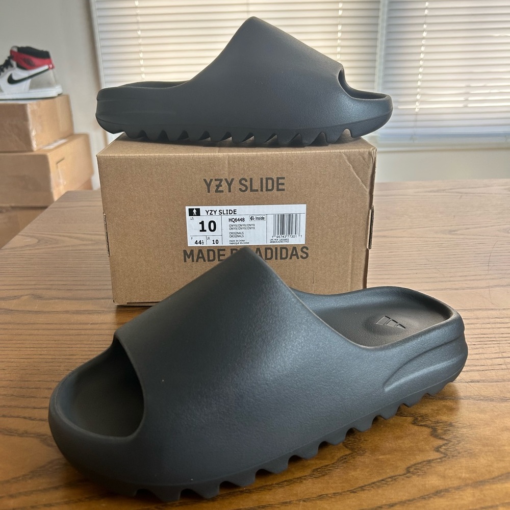 Adidas yeezy slide onyx size 10 with box